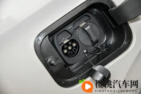 12万级插混SUV，动力扎实，配置丰富，适合家用，看蓝电E5 PLUS-2