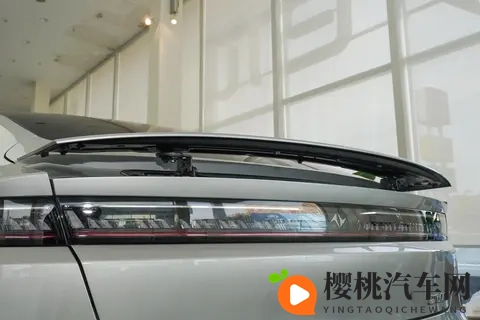 试驾东风奕派eπ007+15万级轿跑居然下放了高端配置?-3