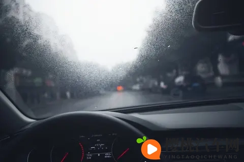 车窗起雾不用慌，这些实用方法快速除雾保安全-1