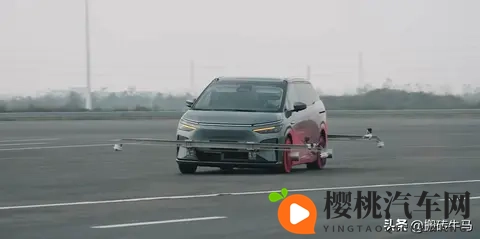 小鹏X9玩命测试,高速150km_h爆胎不失控,这波操作太顶了!-1