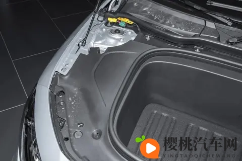 奔驰新款家轿上市,6秒级加速,全系800V快充,配2挡变速箱-1