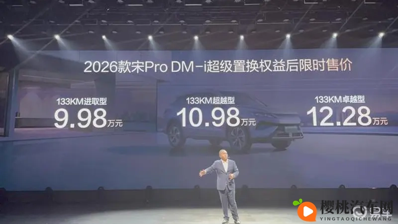 三上悠亚和黑人：车模跨界赛车场，时尚与速度的激情碰撞-1