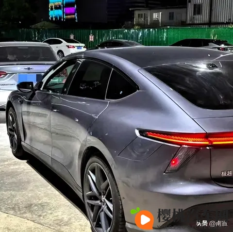 年轻人抢购烂尾车，是捡漏还是冒险？技术红利正在被重新分配-1