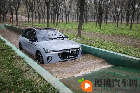 家用商务越野三不误 场地试驾2026款林肯航海家-3