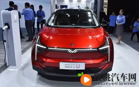 男生和女生在一起拆拆拆:女车主拆车秀恩爱,汽车维修成甜蜜互动-2