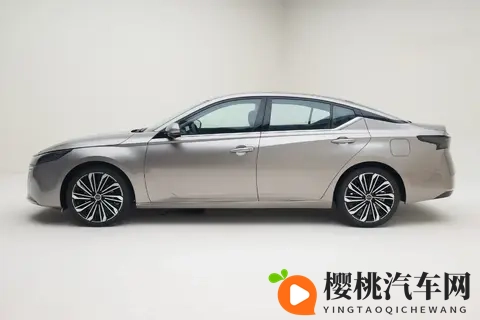 新款天籁PLUS要来了，内饰大变样还带鸿蒙座舱，能否翻身？-3