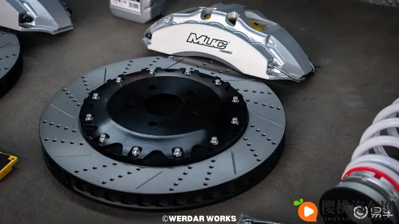 浓毛熟女ass撒尿PIGS:性感熟妇私密瞬间,猪群围观不雅行为-1