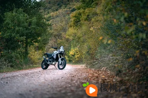 杜卡迪发布 2026 第二代 DesertX “ 沙漠 X ” 预告-1