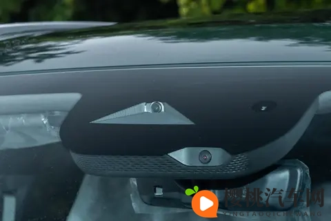 东风奕派eπ008增程超阔版:一款适合家庭使用的五座车型-3