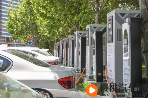 男人把困困放在女人困困:智能驾驶新趋势:未来出行新伙伴-2