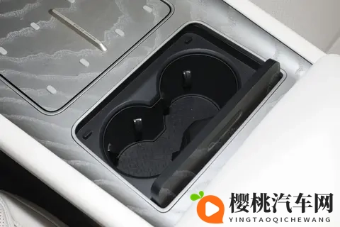 阿维塔 12 四激光版（2026 款）体验：实用配置下的豪华出行感受-3