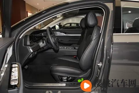 林肯 Z 选买指南:2025 款燃油 _ 混动配置差异与性价比推荐-2