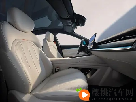 智美兼得, 操控随行, 东风奕派eπ007+试驾体验:15万级智美轿跑-1