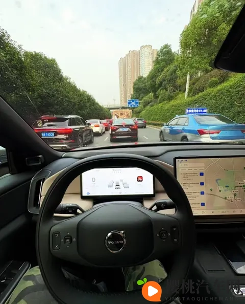 打PP的姿态和打法:汽车方向盘操控技巧揭秘,安全驾驶必备!-3