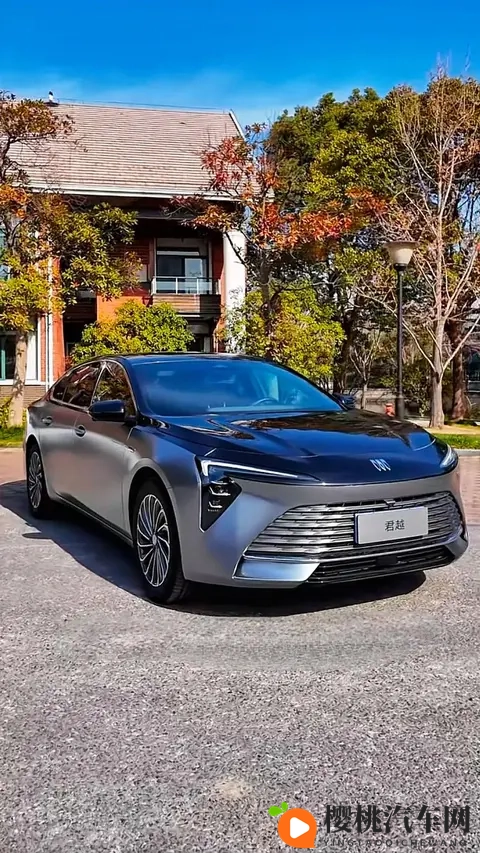 别再说君越是“老头乐”！试驾后彻底改观，这驾驶质感真香了-2