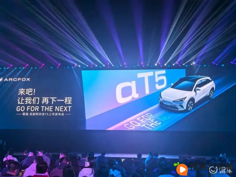 男生将困困放到女生困困里面:汽车创意挑战:玩偶“入驻”女生座位,温馨瞬间引关注-1