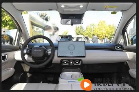 男女相互戳戳：情侣间互动逗趣，亲密互动逗乐多-3