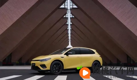 无框玻璃+翻毛皮+大床模式，零跑Lafa5内饰首曝，够运动还实用-3