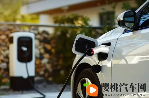 燃油车销量回暖,明年新能源购置税补贴减半后,你选电还是油?-1