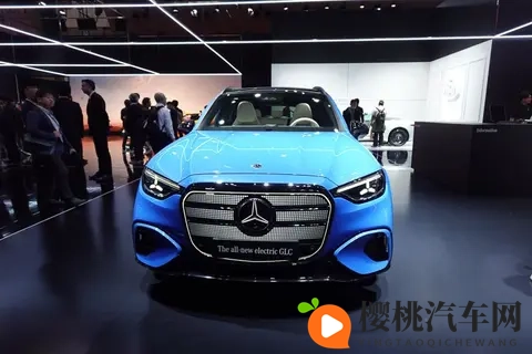 奔驰全新GLC纯电版实车实拍,这前脸确实很老钱-1