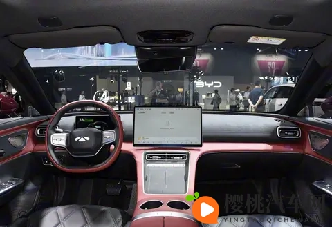 国产旗舰轿车，四座布局，搭载15T插混动力，配激光雷达+NOA辅助-1