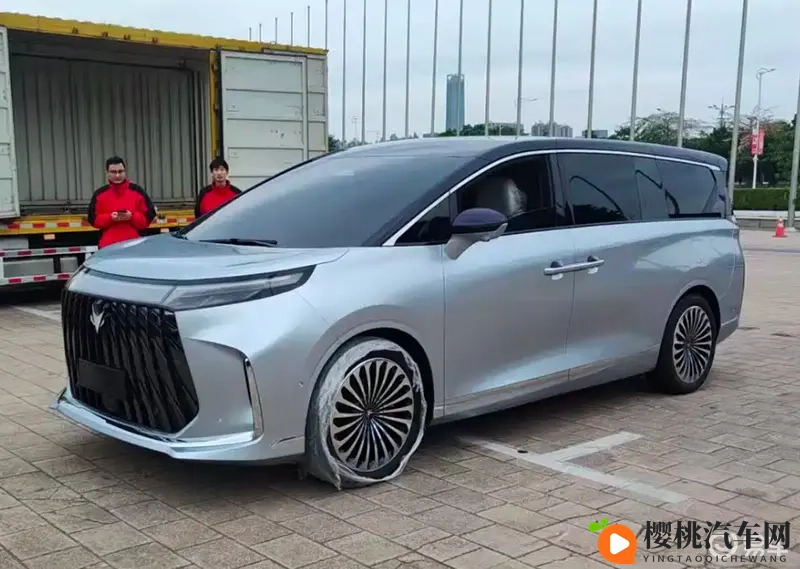 预计增程_纯电动力，极狐全新MPV实车现身，广州车展亮相-1