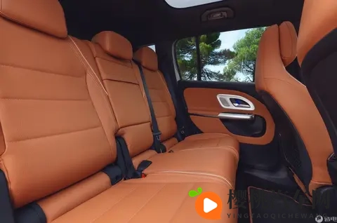 三联屏+星空顶 奔驰全新一代GLB内饰公布 12月8日推出-1