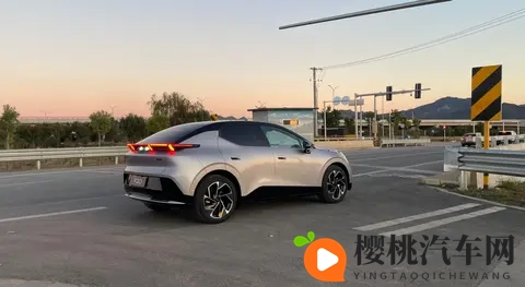 个性化成新能源SUV竞争新焦点,银色领克Z20现身引行业讨论-2