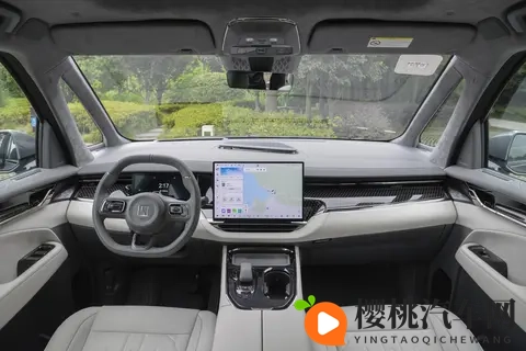 家用MPV推荐极氪009:全家都夸的空间大平层,还有红绿灯计时-1