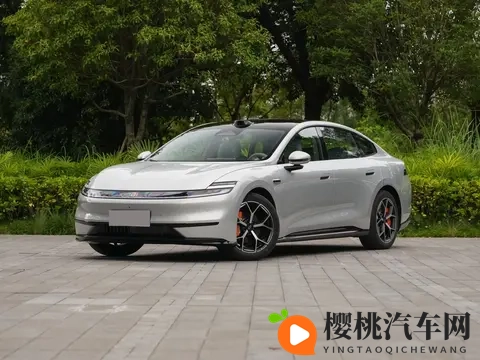 长安掀桌子了！全新中大型车配6C快充+双叉臂前悬，售价1099万起-3