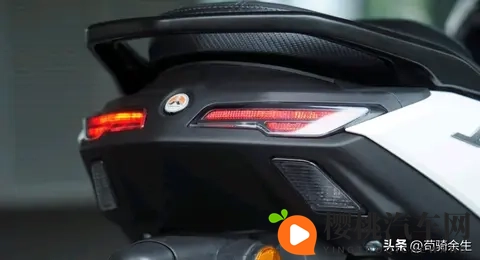 7980元买水冷150+ABS+TCS?这款平踏板把小排量配置卷到新高度!-1