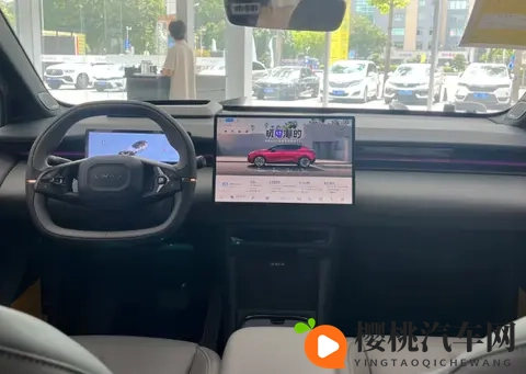 银色领克Z20惊现街头,官方新品还是车主改装?-1