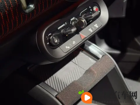 静态体验全新MINI COUNTRYMAN:更大更硬朗,更有创意的内饰-3