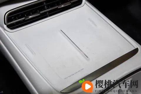深蓝 L06 560Ultra + 激光版:科技与舒适兼具的中型纯电轿车-3