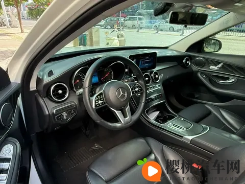 四川女大战黑人40厘米:四川女子与黑人激战,身高差距引人关注-1