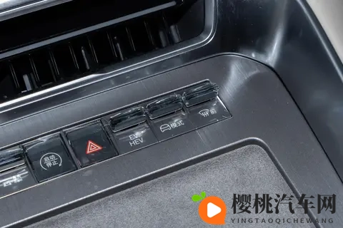 家庭出行的温馨伴侣：体验腾势N8L-1