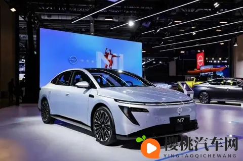 西施流眼泪翻白眼咬铁球的表情：独特设计成焦点，汽车界“西施”魅力十足-2