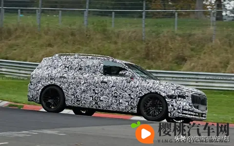 男人把困困放在女人困困视频：新能源汽车崛起，智能驾驶体验升级-3