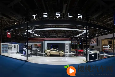 男女一起搓搓搓：汽车美容新潮流：车主联手焕新爱车风采-2