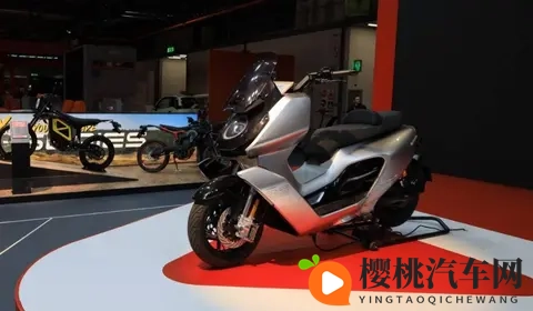 两轮电动也能有翻转小桌板?小牛电动又让人体验了一把高级感-1