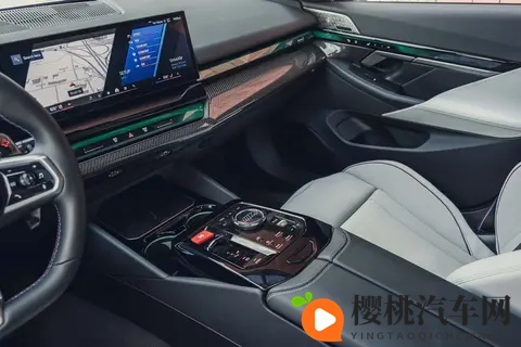 插电混动高性能旅行车,2025款宝马M5旅行版实车图曝光-3