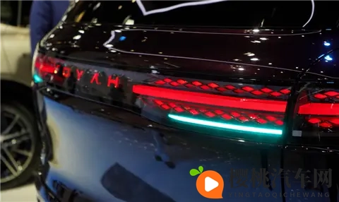 国产豪华旗舰SUV新王炸！岚图旗舰泰山亮相郑州国际车展-1