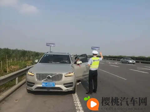 28、开车遇到突发情况时,你最应该注意的事情是什么?-1