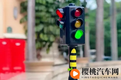 路灯亮了3秒还不走？罚200扣6分！2025年多地已开罚，你知道吗？-1