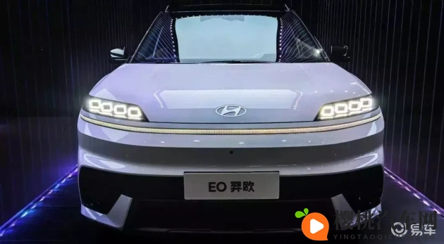 出差旅行戴帽子的老板：时尚老板汽车升级，舒适安全两不误-1