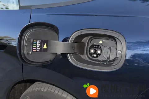 15 万级纯电家轿,配置拉满,空间够大,这款新车能火?-3