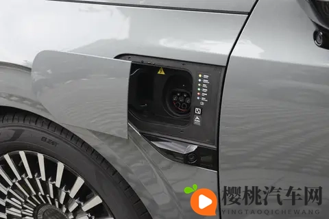 七座过道版极氪009:宽敞二排过道、实用布局,究竟如何?-3