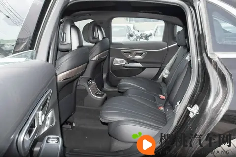 被按摩师玩弄到高潮A片:按摩师手法高超,客户体验高潮瞬间-2