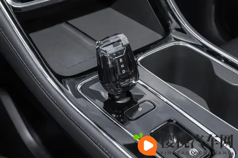 凯迪拉克CT5新车色飓风哑光灰及V专属红色性能选装包亮相-1