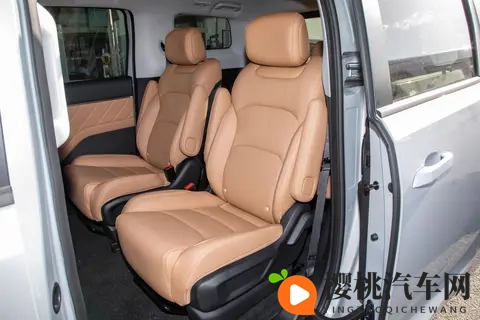 预售价768万元起,第三排空间表现出色,体验五菱星光730 PHEV-2